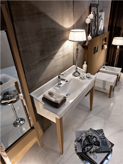 Specchio a terra in frassino scuro cod 9182, vasca con gambe in frassino scuro cod 3950