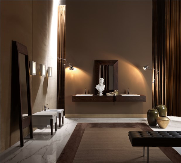 Lavabo Incasso cod 3942, Specchio sospeso in frassino scuro cod 9181, Specchio a terra in frassino scuro cod 9182, Vaso con sedile avvolgente soft close e gambe in frassino scuro cod 3915, Bidet monoforo con gambe in frassino scuro cod 3925, Lampada in ce