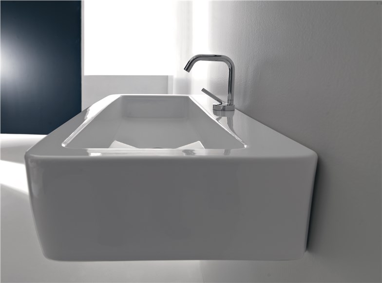 lavabo a parete in ceramica