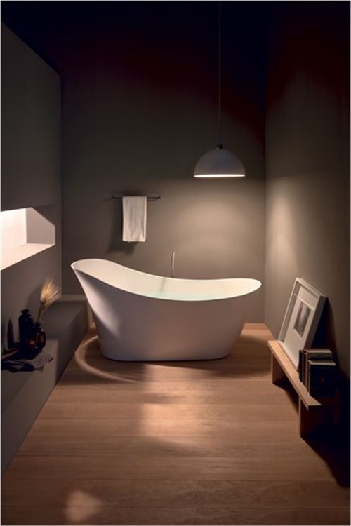 La vasca di design al centro della stanza da bagno